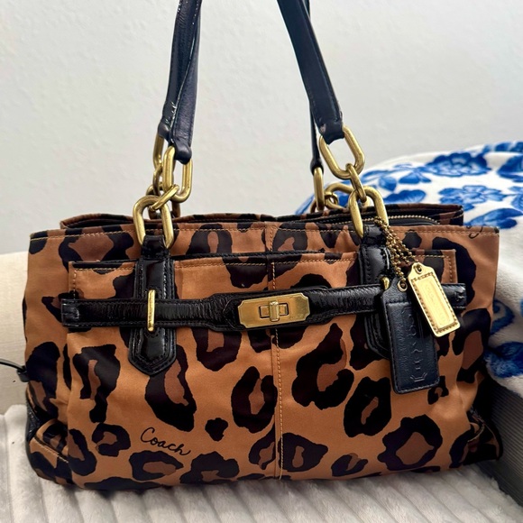 Coach Handbags - Coach VINTAGE VERY RARE ocelot triple pocket Leopard Print shoulder bag